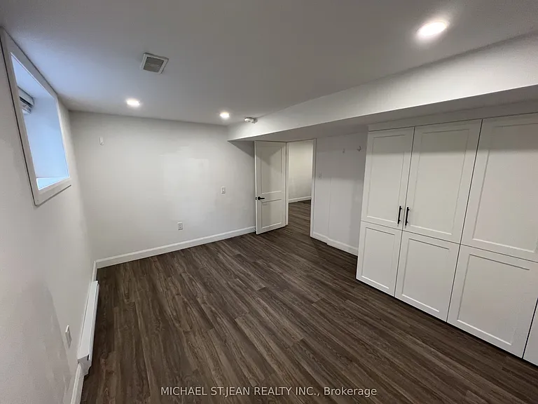 176 Queensdale Ave E #LOWER — Photo 18