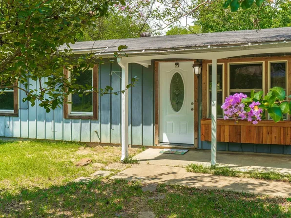 909 Virginia Dr, Gladewater, TX 75647