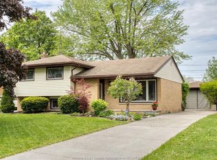1043 Westchester Dr, Windsor, ON N8S 3Z1