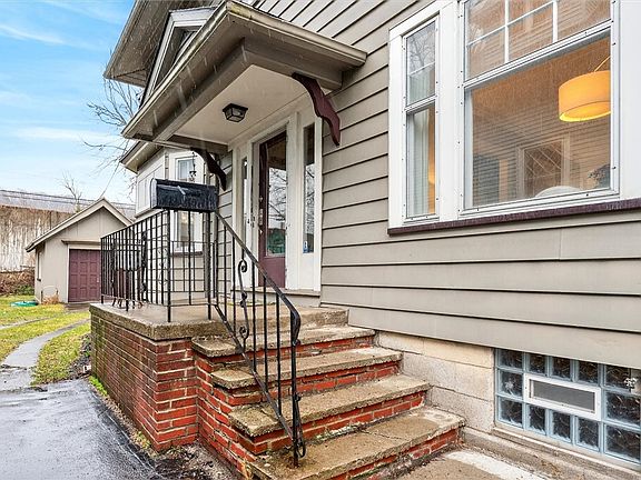 4th image of 985 Harvard St