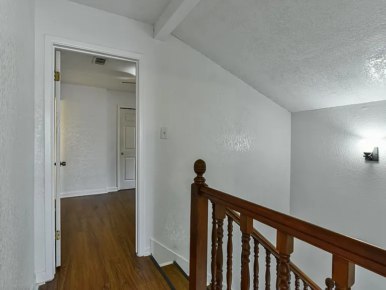 1128 Royal Crest Dr — Photo 18