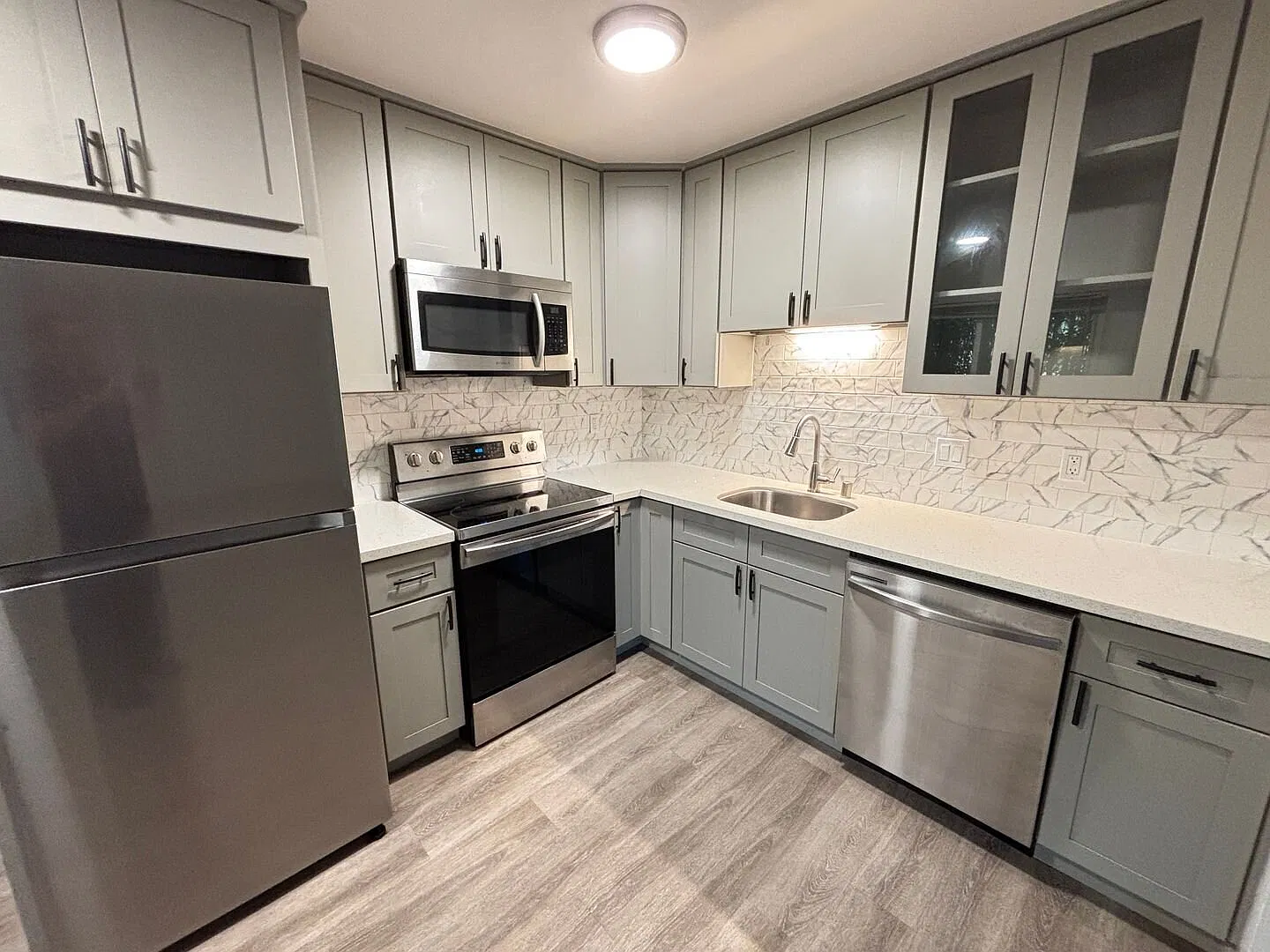 Modern two bedroom in great location, garage parking included! — Photo 3