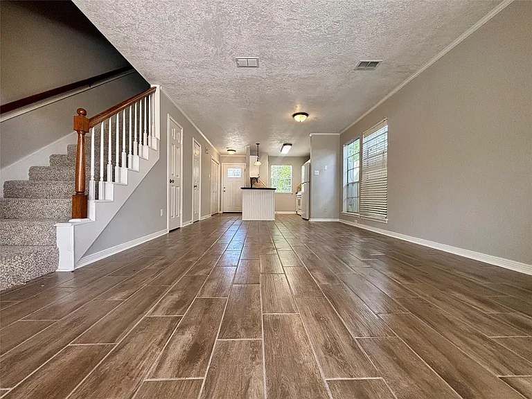 2030 Plantation Dr #B1 — Photo 3