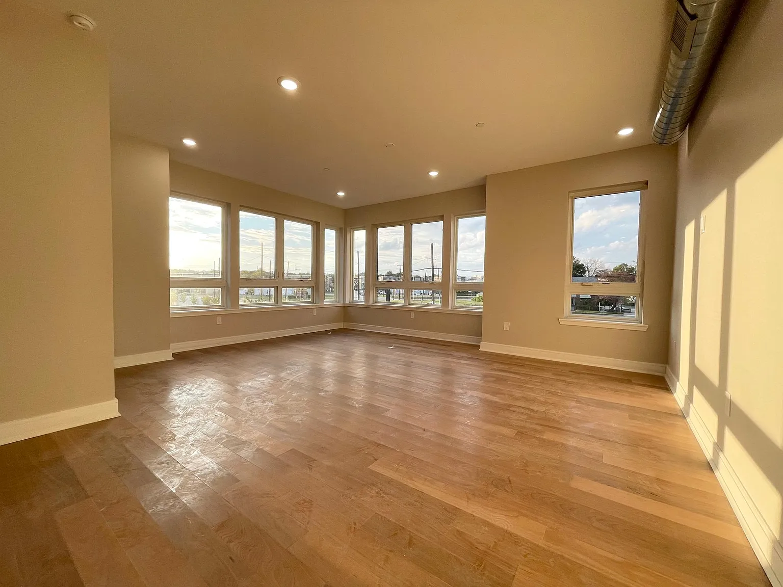 1 bed, 900 sqft, $2,200 — Photo 3