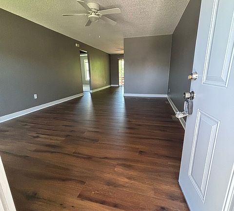 FRONT ENTRY
LARGE LIVING ROOM LOOKING BACK TO DINING AREA