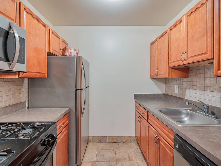 Stratford Apartments — Photo 61