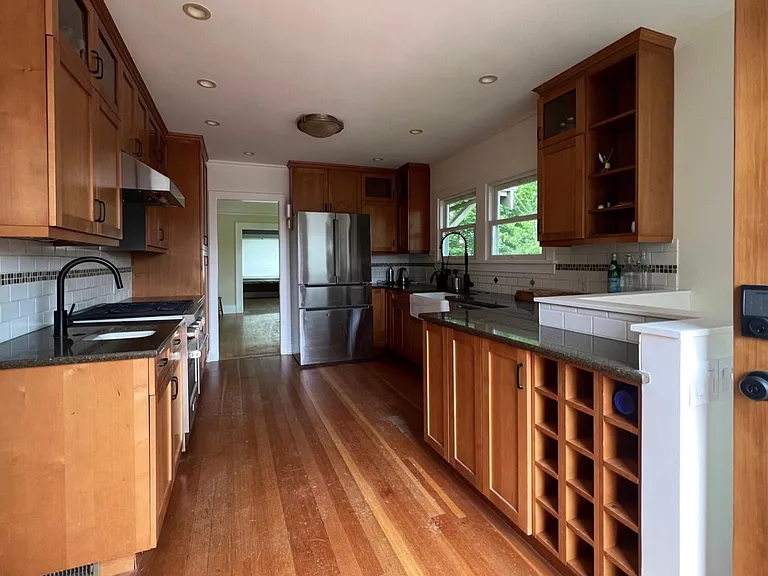 gourmet kitchen with all 2022 appliances