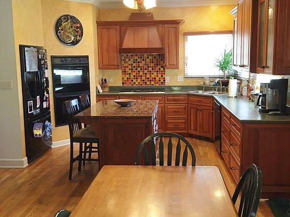 KITCHEN & BREAKFAST AREA