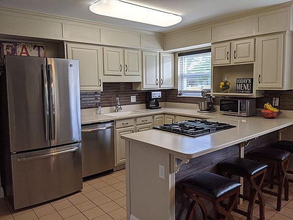 3rd image of 270 Oakleigh Woods Dr