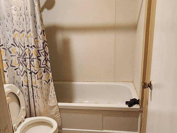 5th image of 409 E Brady Ave