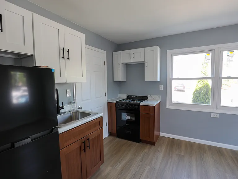 150-154 W Main St #2 — Photo 4