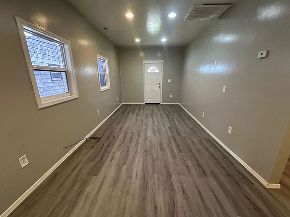 3rd image of 2347 Rosedale Ave