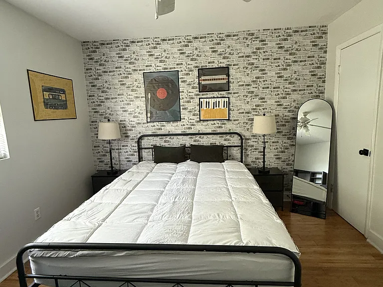 room 3 queen bed