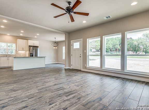 5th image of 981 Paradise Dr