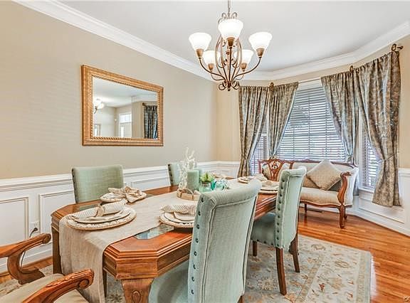 Another view of the dining room - bay window