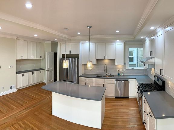 5th image of 423-425 11th Ave #423