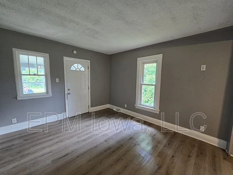 24 Van Buren St — Photo 4