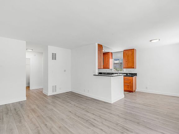 3rd image of 1812 Westholme Ave #8