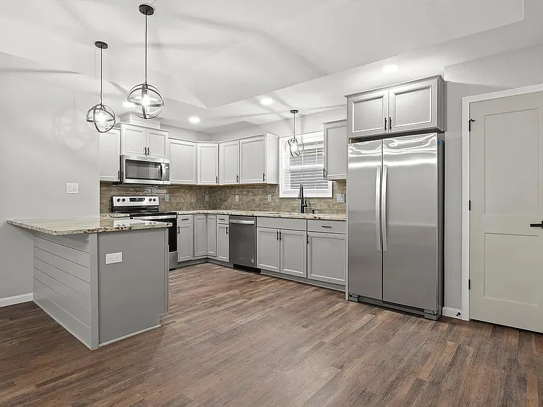 803 Brewer St — Photo 2