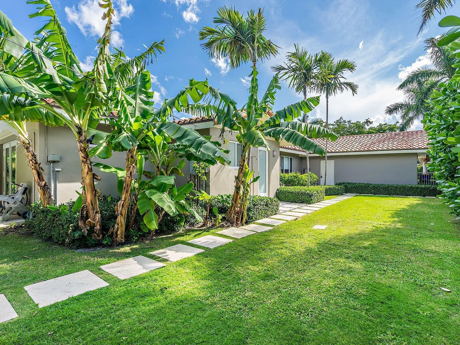 3 bed, 2.5 bath, 1962 sqft, $11,000 — Photo 2