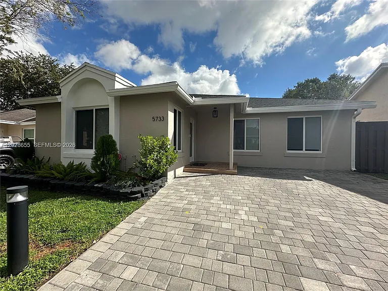 5733 NW 100th Ct — Photo 40