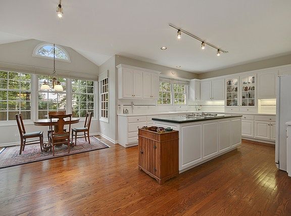 3rd image of 2529 E Chesapeake Pl