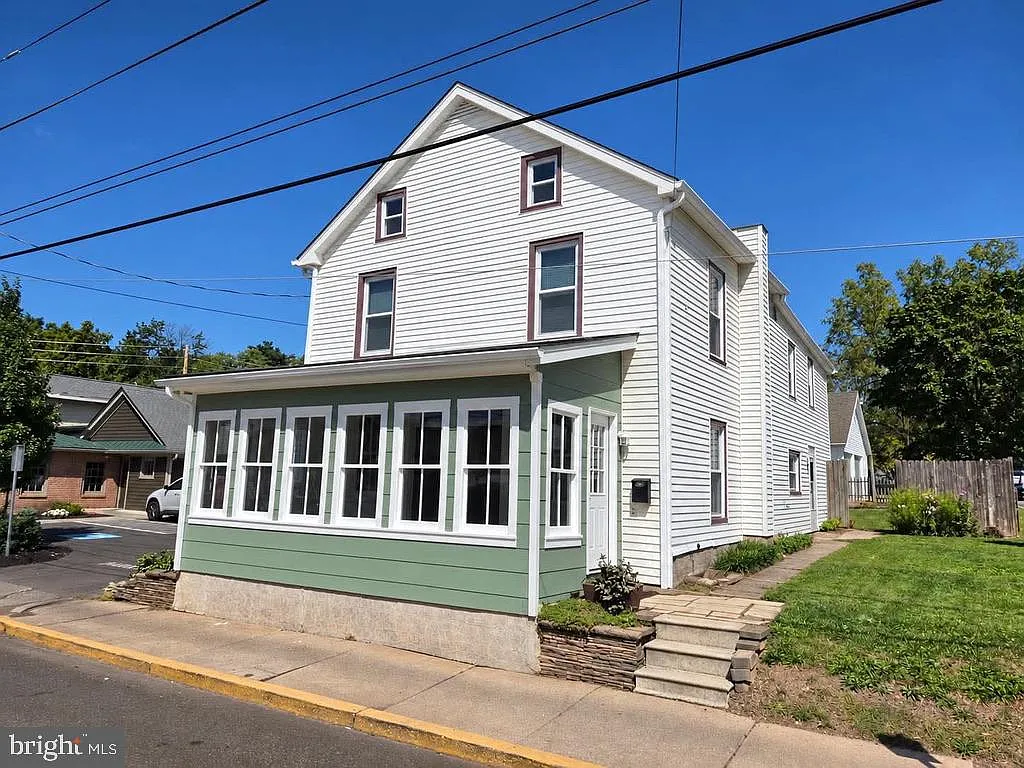4 bed, 2.0 bath, 2160 sqft, $3,000 — Photo 1