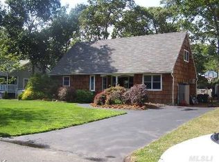 15 Carriage Ln, Center Moriches, NY 11934