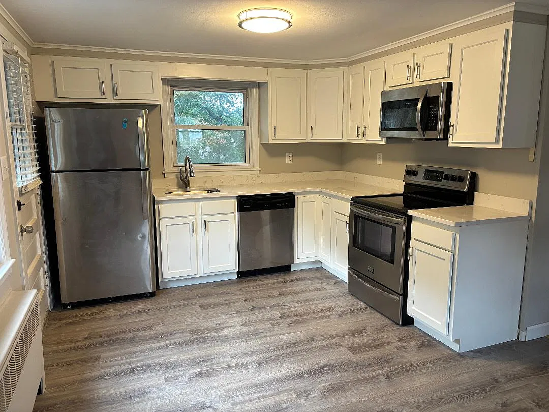 3 bed, 1075 sqft, $2,600 — Photo 2