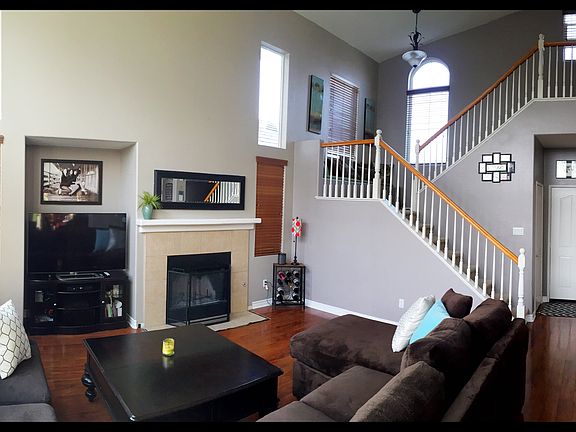 Family room w/ Fireplace