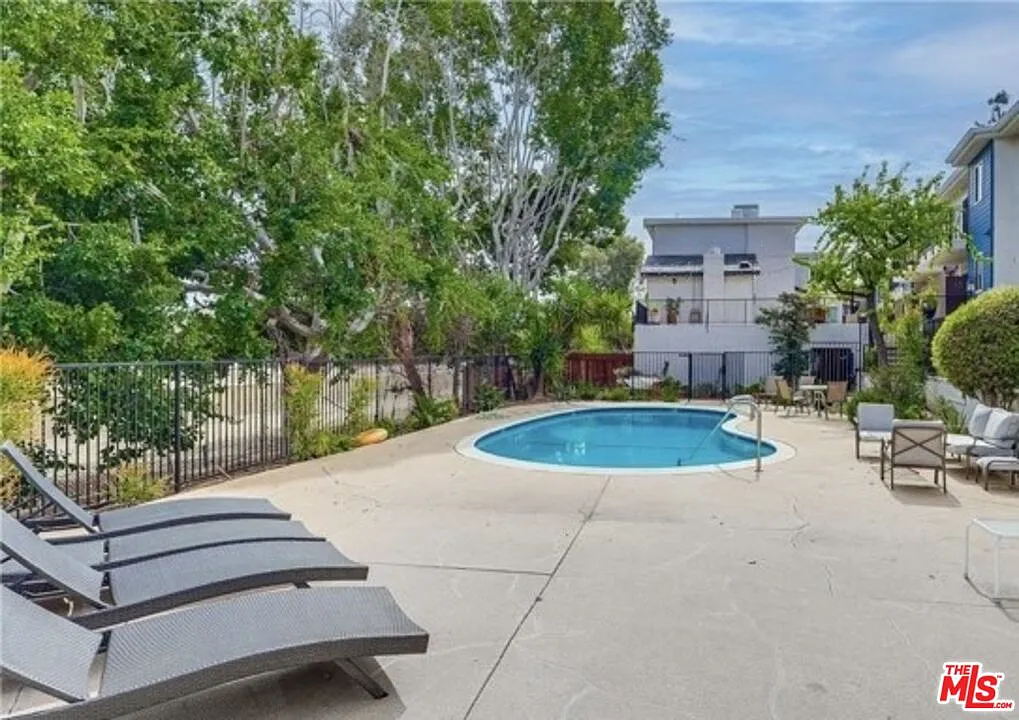 3 bed, 2.0 bath, 1210 sqft, $3,500 — Photo 3