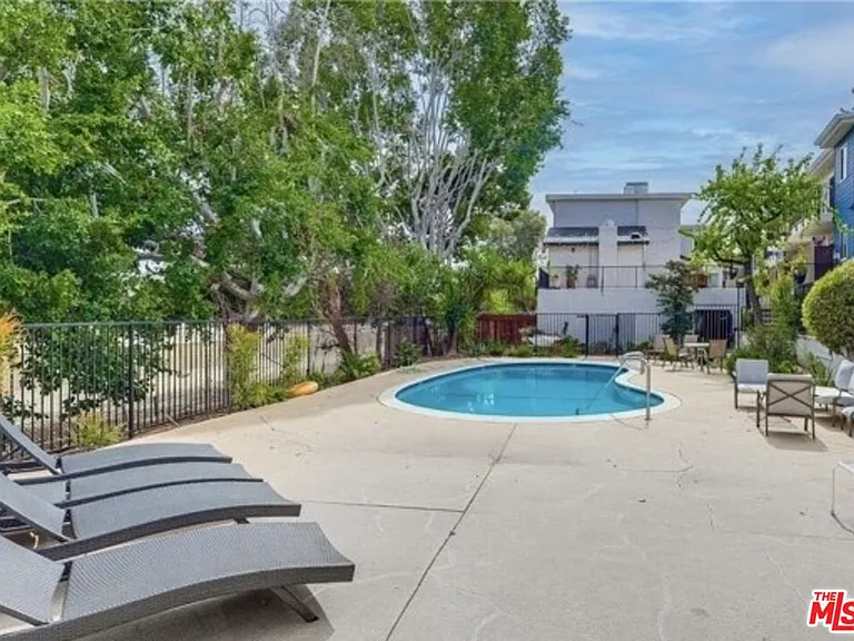 5252 Coldwater Canyon Ave #207 — Photo 3