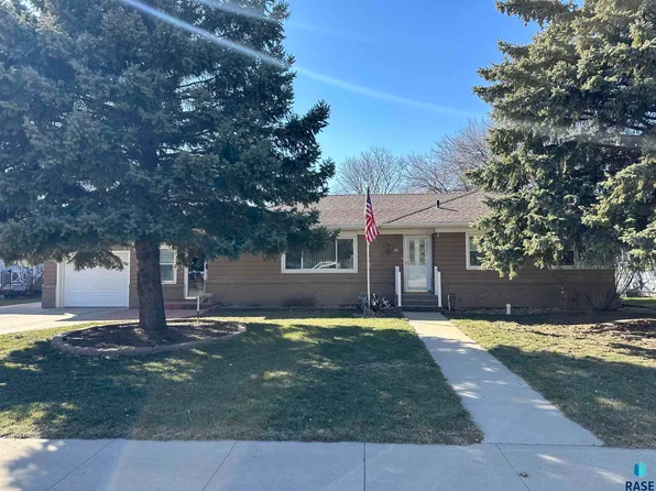 305 S 6th St, Beresford, SD 57004