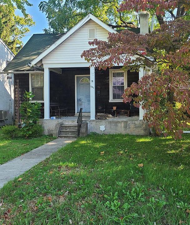 1st image of 301 W Roberts St