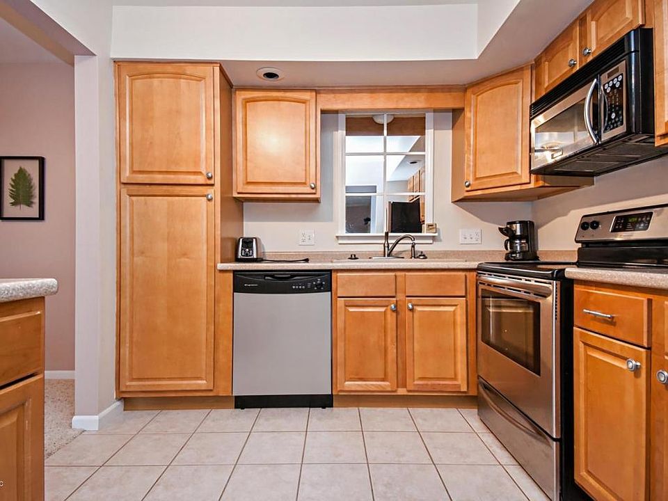 2nd image of 3614 Lakeshore Dr APT J1