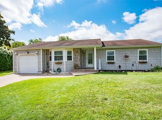 24 Pembrooke Ct, Bay Shore, NY 11706