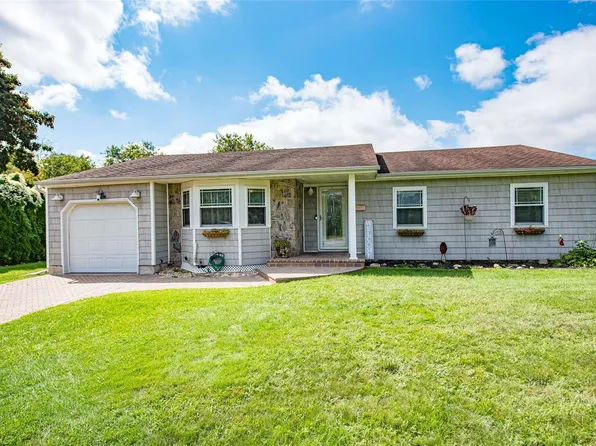 24 Pembrooke Court, Bay Shore, NY 11706