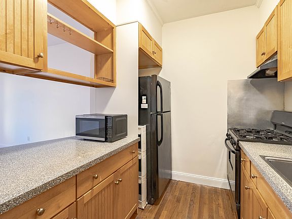 2nd image of 828 Huntington Ave #1