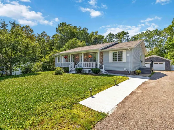 32 Pinecrest Blvd, Bridgewater, NS B4V 3R4
