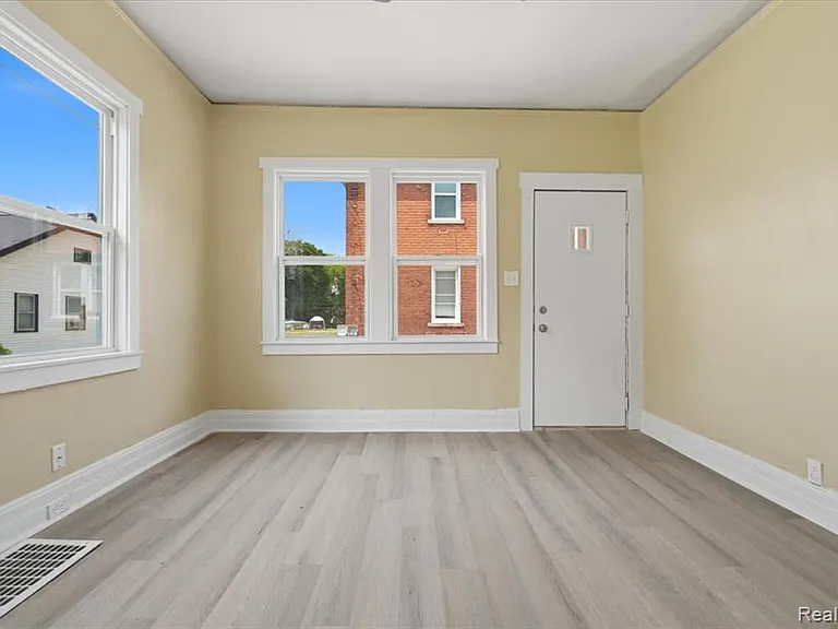 2245 W Grand St — Photo 15