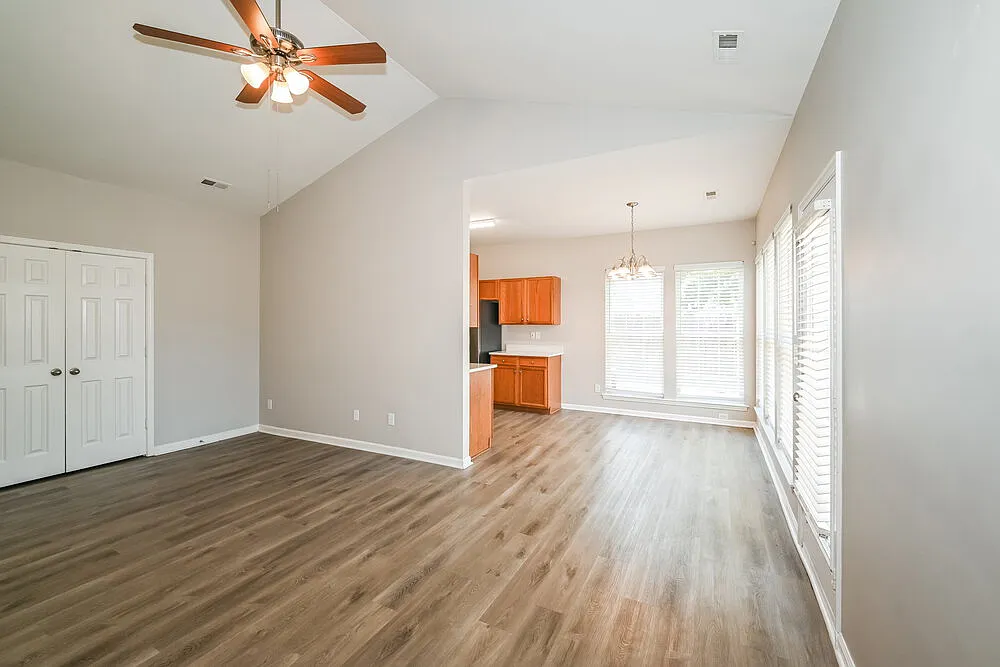 3 bed, 2.0 bath, 1295 sqft, $1,910 — Photo 4