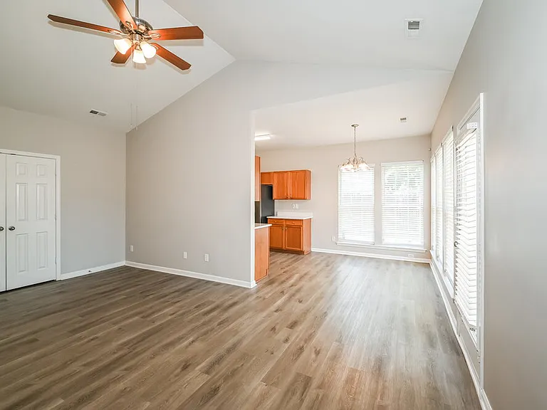 8704 Rozumny Dr — Photo 4