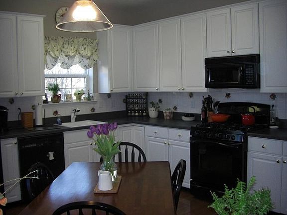 Kitchen with 42" cabinets