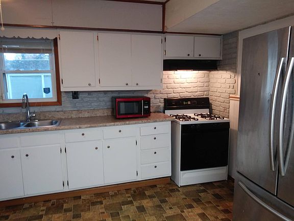 Gas range with large capacity French door refrigerator.