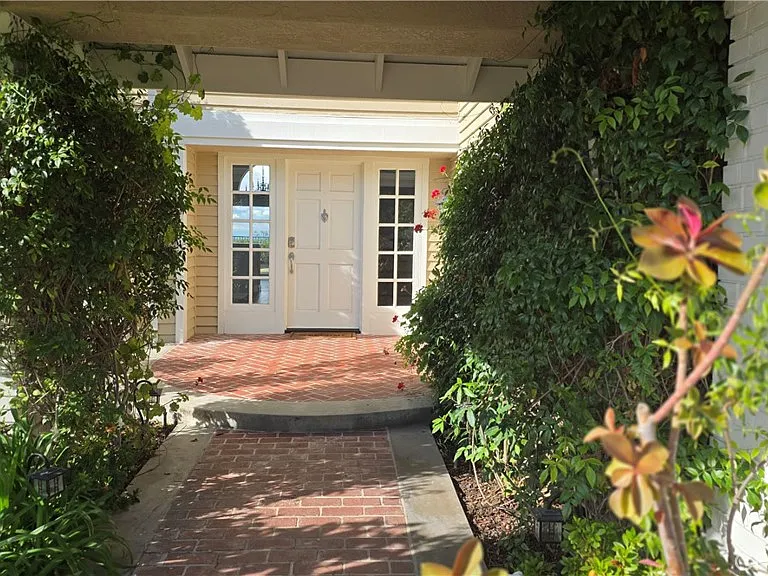 8 Miranda — Photo 6