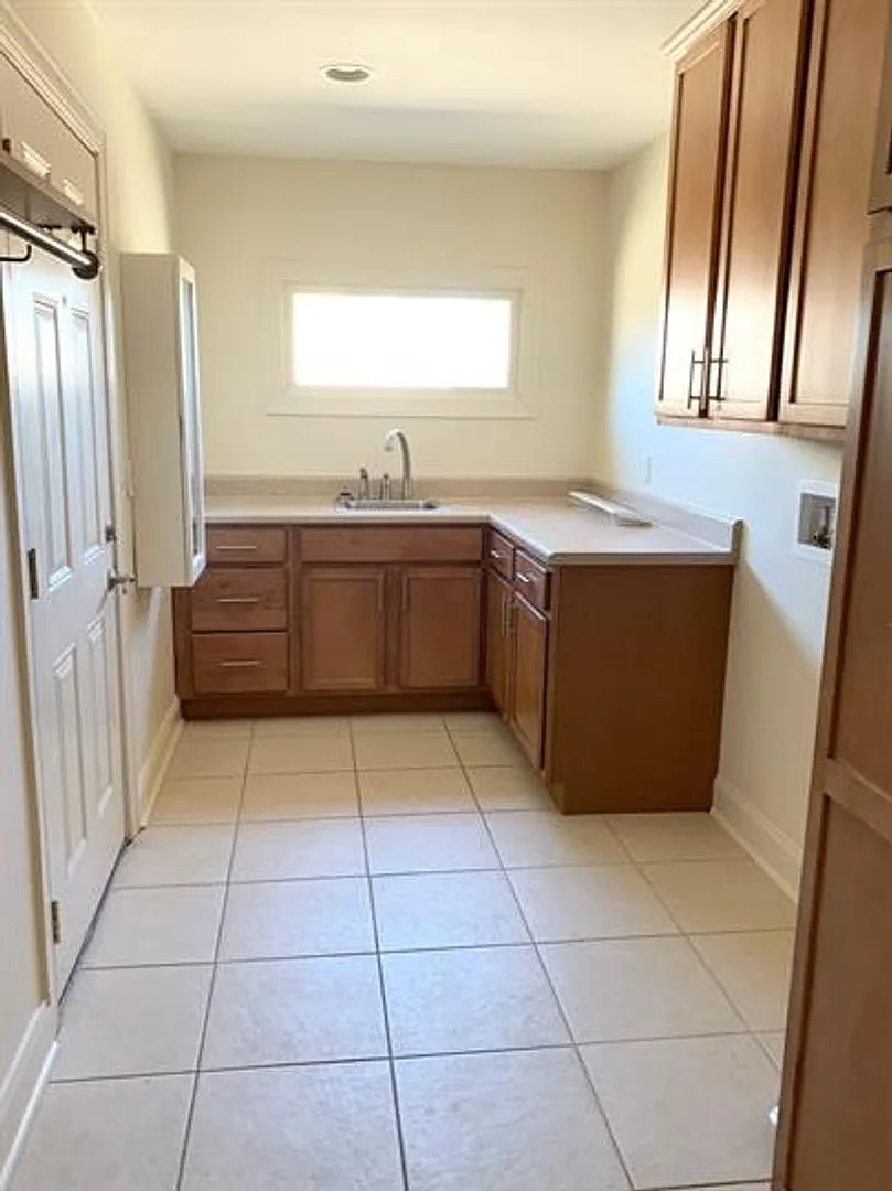Your Dream Home Awaits in Huntsville's Medical District! — Photo 3