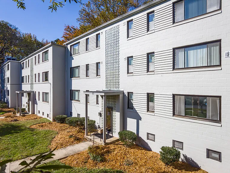 Parkway Garden Apartments — Photo 5