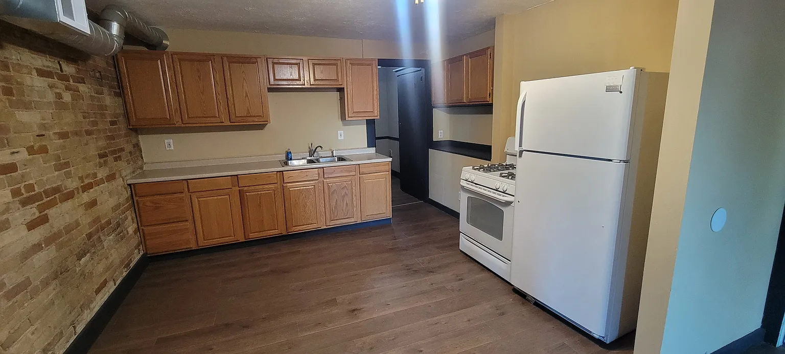 100 1/2 W Cass St photo 1