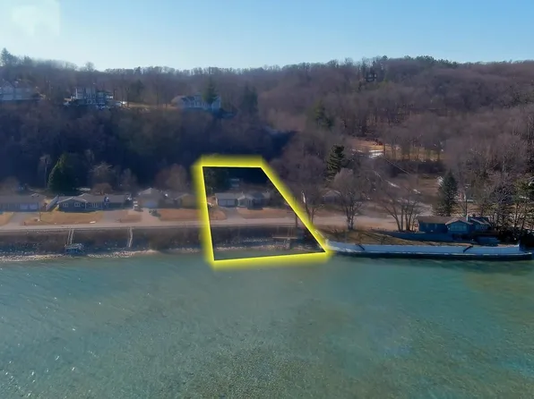 9072 S West Bay Shore Dr, Traverse City, MI 49684