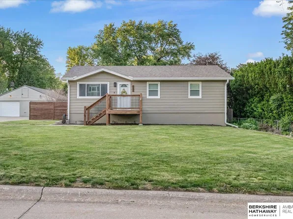 8626 Nicholas St, Omaha, NE 68114